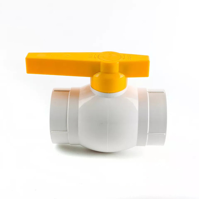 1“ 1/4“ Plastic Vrouwelijke Kogelklep van Pvc van Kogelklepintertek BV om te tuinieren Slang